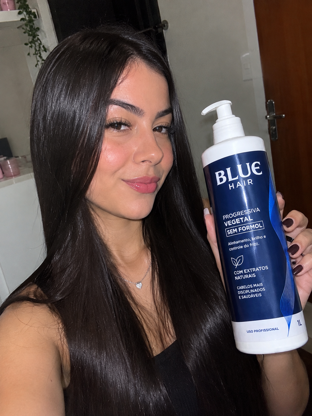 Mulher segurando um frasco BLUE Hair
